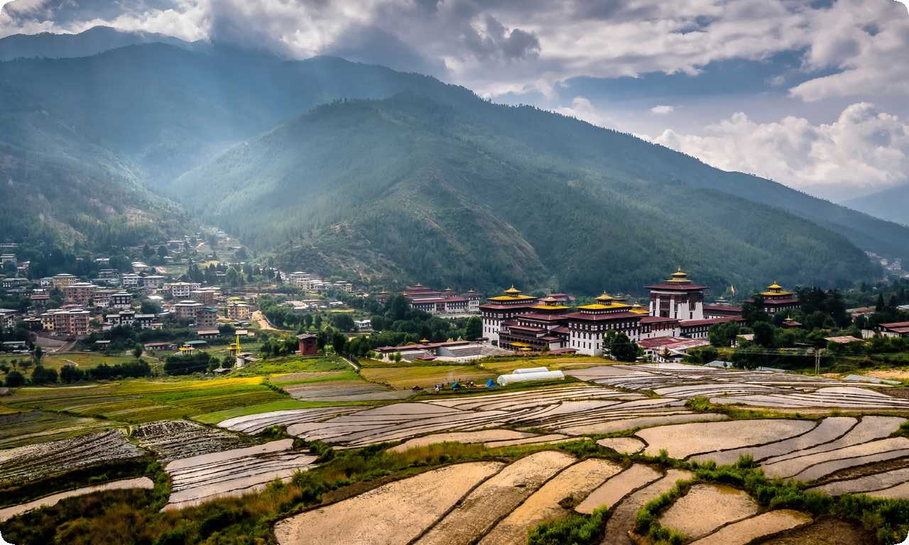 Бутан - маленькая страна в Гималаях с невероятным колоритом: здесь сочетаются прекрасные горные пейзажи, духовная культура и гостеприимные люди.
