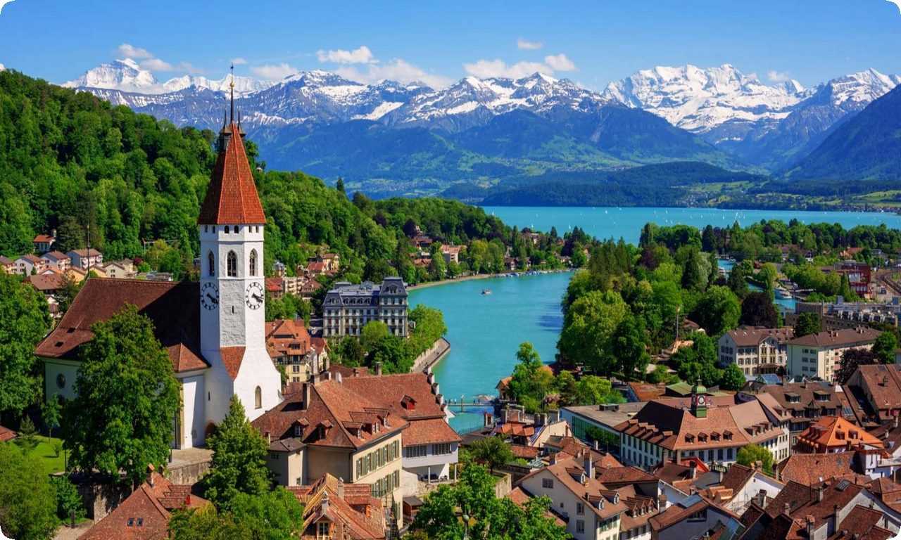 Швейцария - это красивые горы, чистые озера и комфортный образ жизни. Эта страна известна своей культурой и высоким уровнем жизни.