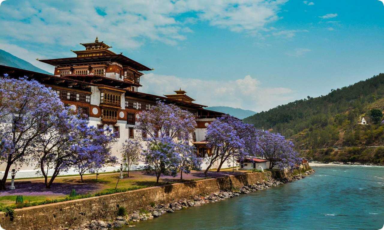 Независимость и сохранение традиций являются основными принципами Бутана. Эта страна известна своей уникальной культурой и прекрасными природными ландшафтами.