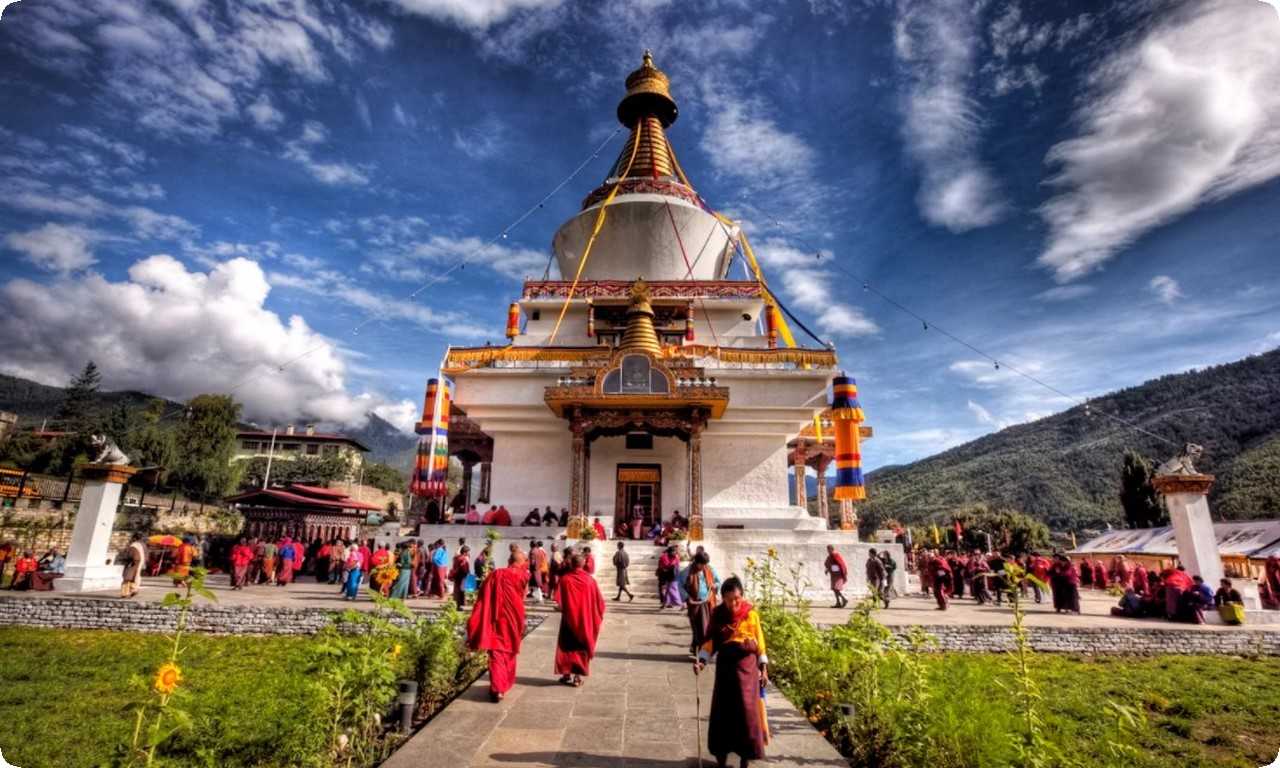 Бутан - это необычная и загадочная страна, где сохранилась духовность и традиции древних времен. Местные жители с гордостью сохраняют свою культуру, которая привлекает туристов со всего мира.