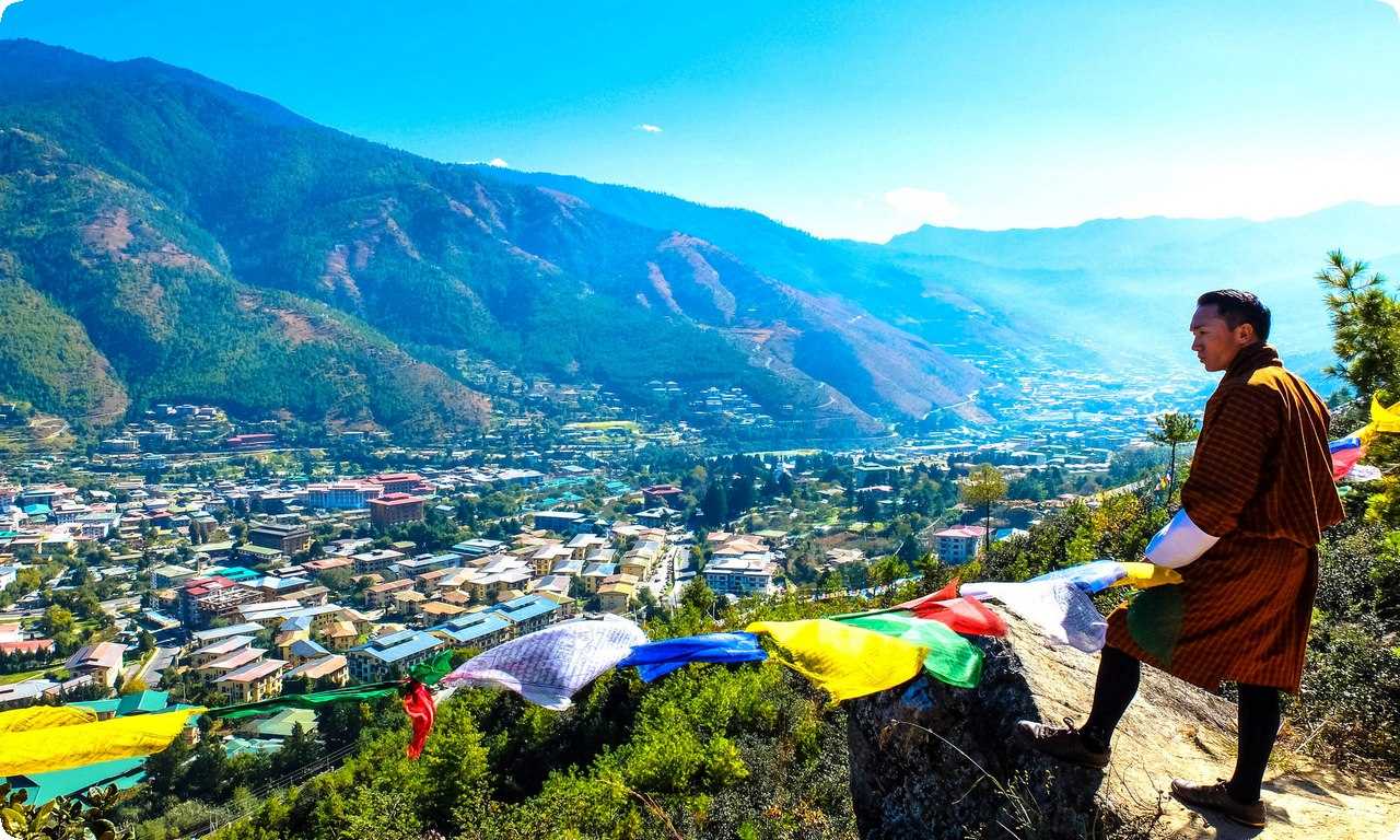 Бутан - это не только горы, но и национальные парки, где можно увидеть уникальную флору и фауну. Кроме того, местные жители гордятся своей культурой и традициями, которые передаются из поколения в поколение.