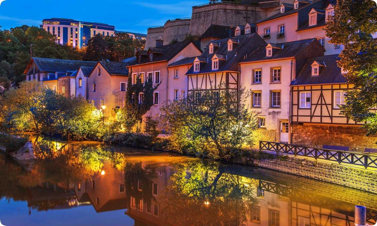 Люксембург - это уютный город с чистыми улицами и дружелюбными жителями. Здесь можно насладиться красивыми пейзажами и изысканной кухней.