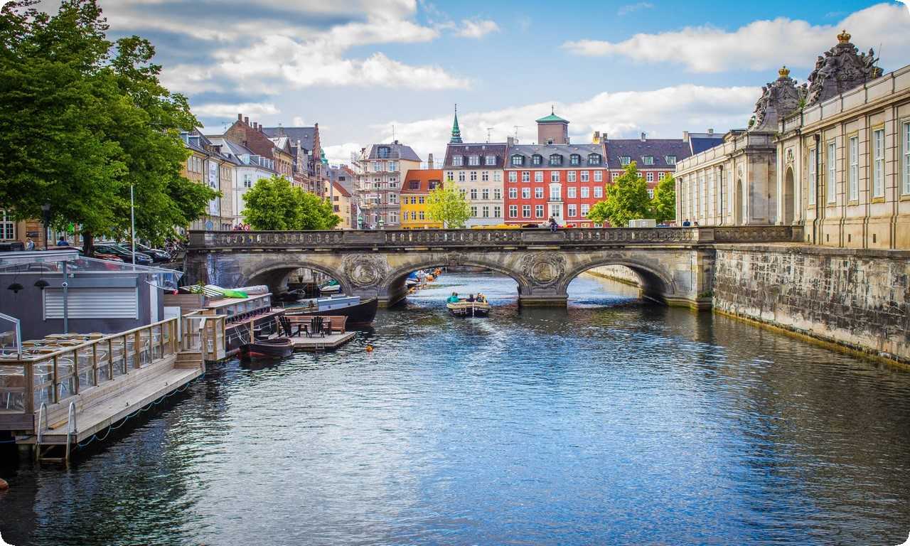 Дания - это североевропейская страна, которая сочетает в себе традиции и современность. Здесь можно насладиться уютными городами, вкусной кухней и красивой природой.