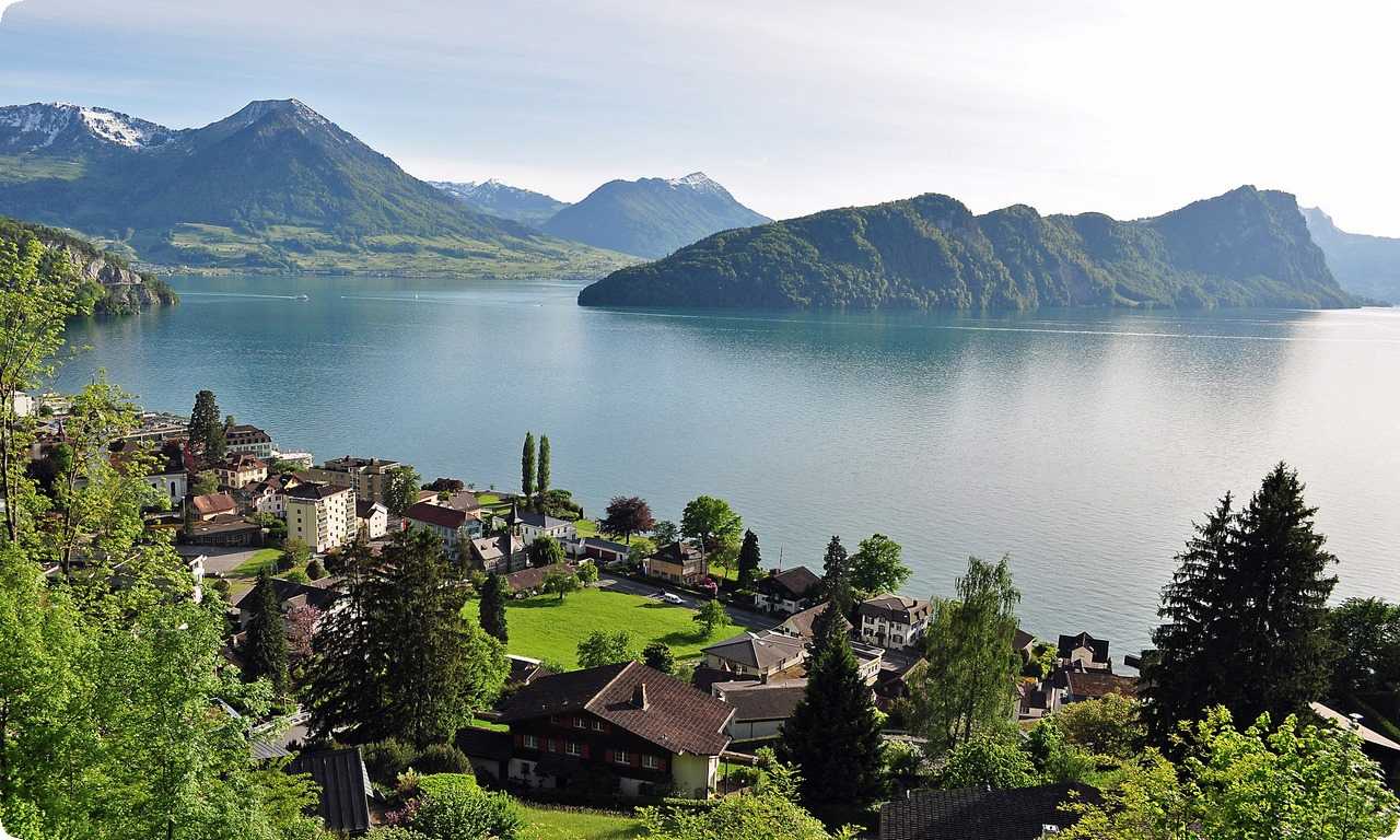 Швейцария - это страна, где сохранение традиций и уважение к окружающей среде очень важны. Здесь можно насладиться уютными городами, чистой водой и красивыми пейзажами.