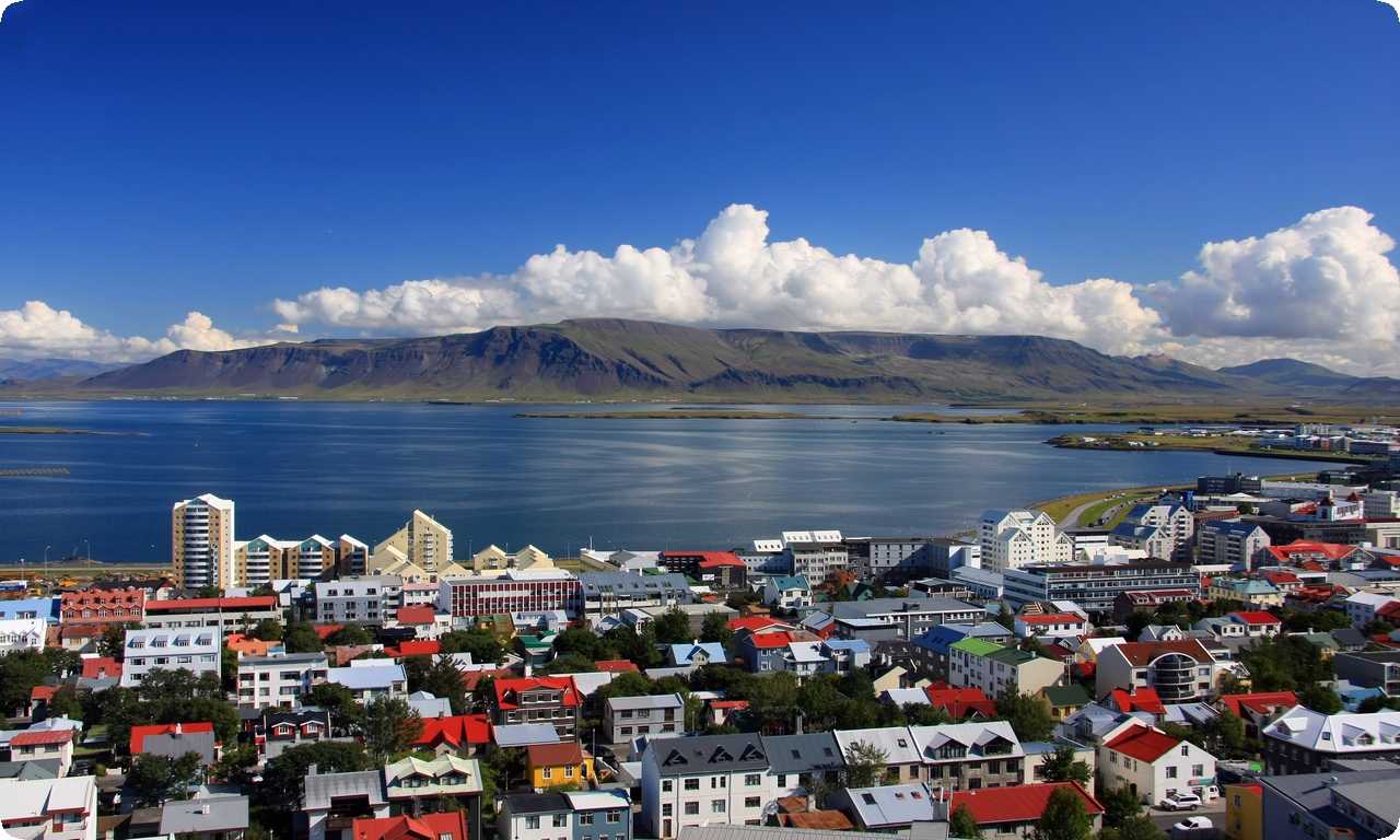 Исландия - это место, где можно насладиться чистой природой, красивыми пейзажами и уникальной культурой. Здесь каждый найдет свою счастливую точку.