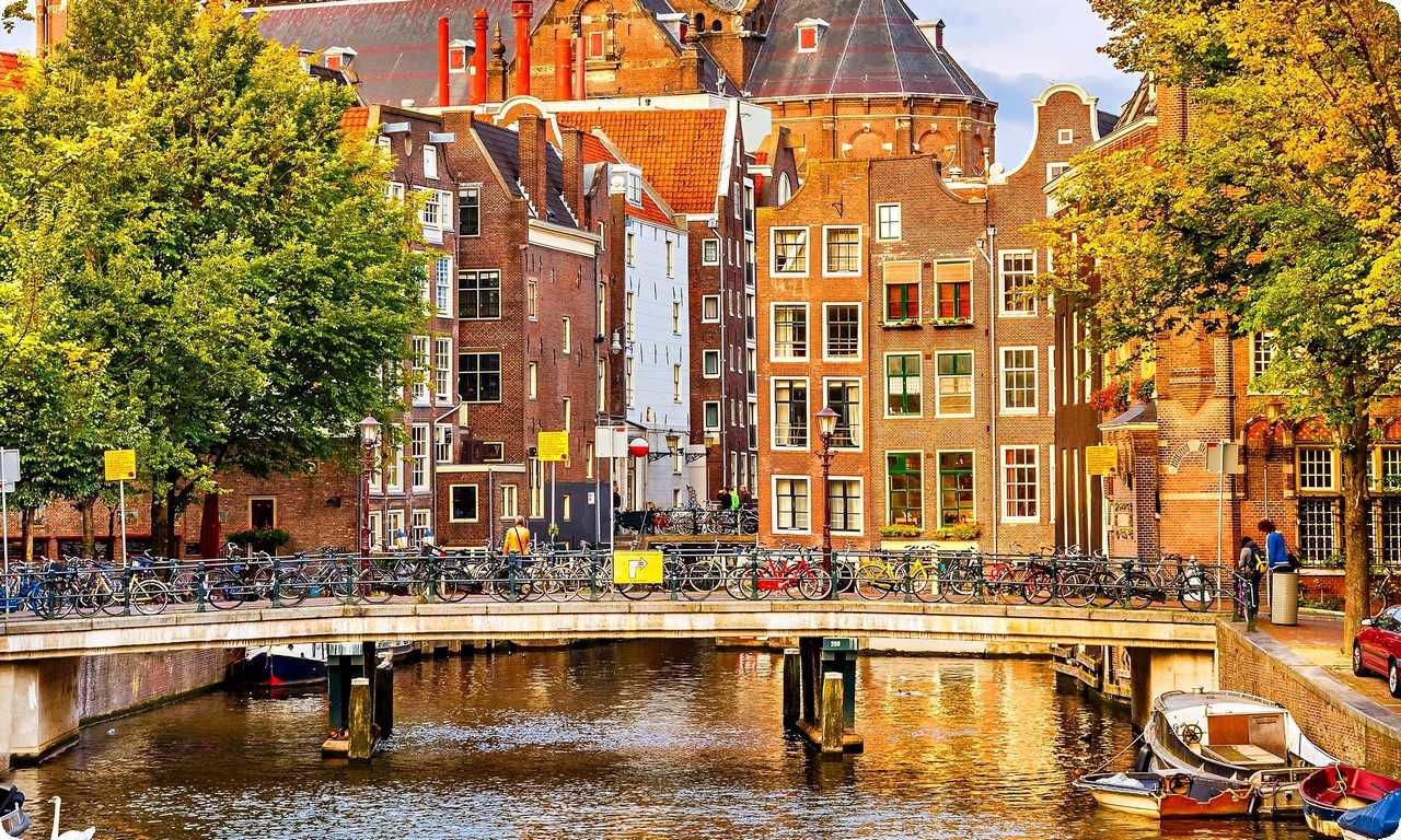 Нидерланды - это страна, где сохранение традиций и забота о природе очень важны. Здесь можно насладиться уютными городами, кристально чистыми озерами и красивыми морскими пейзажами.