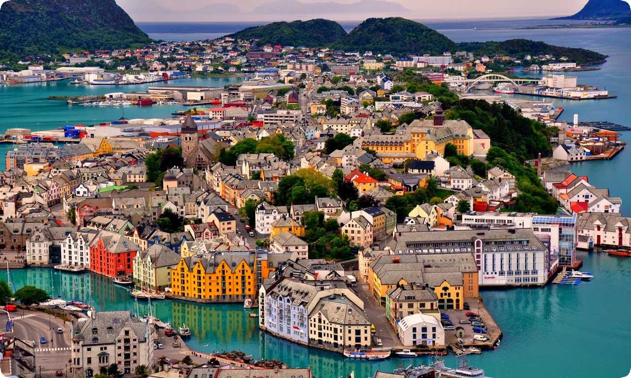 Норвегия - это страна, где сохранение традиций и забота о природе очень важны. Здесь можно насладиться уютными городами, кристально чистыми озерами и живописными ледниками.