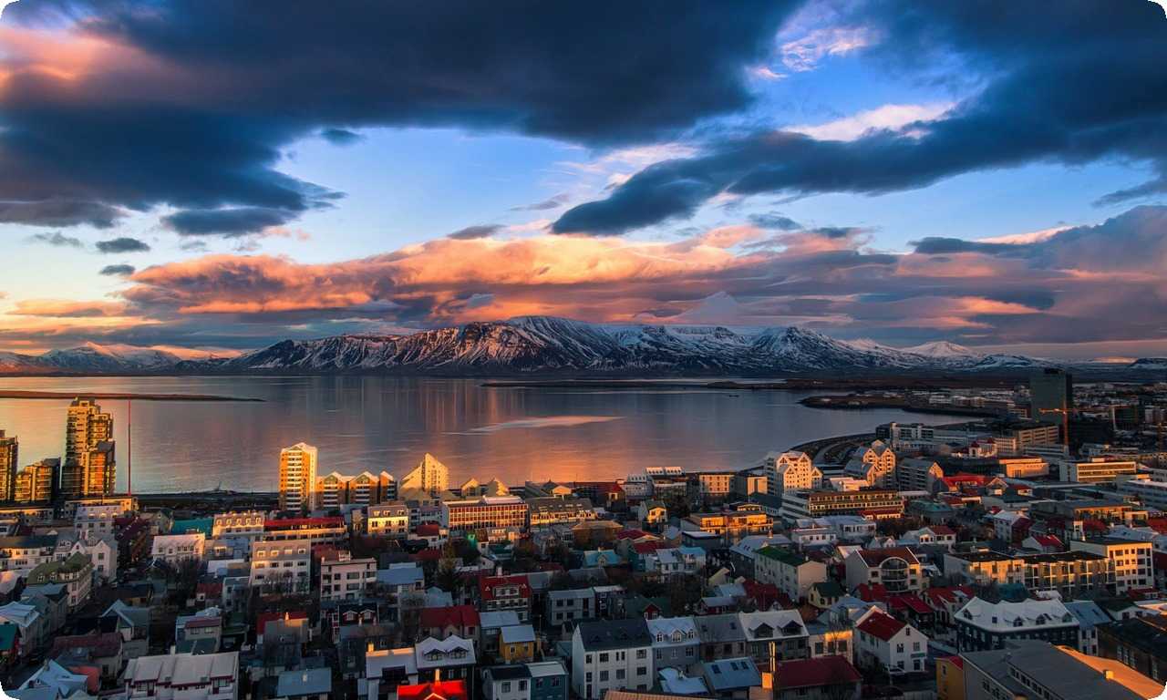 Исландия - это удивительная природа, высокий уровень жизни и уникальная культура. Эта страна известна своей счастливой и гармоничной жизнью.