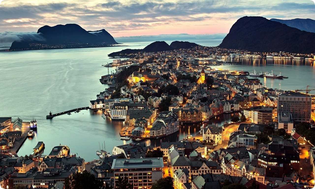Норвегия - это счастливая страна, где люди живут в гармонии друг с другом и с природой. Здесь можно насладиться уникальной культурой, высоким уровнем жизни и прекрасной природой.