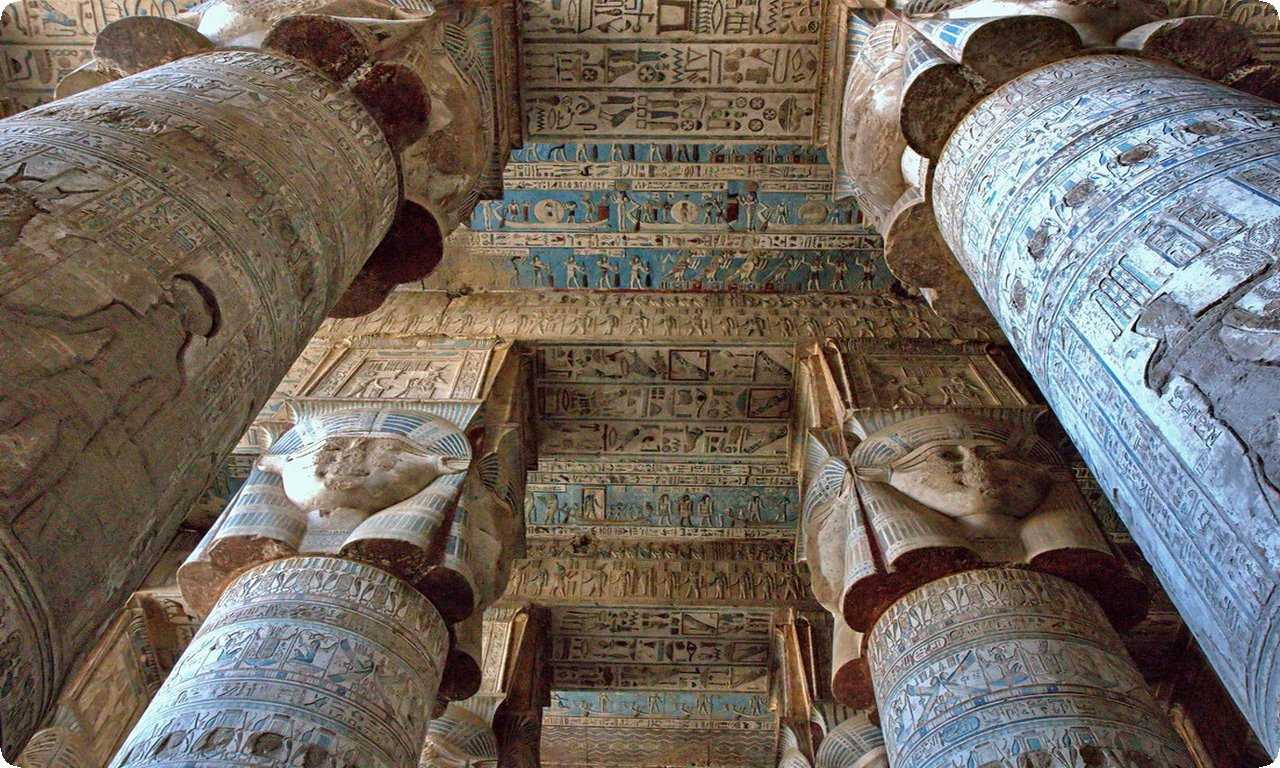 Храм Хатхор - один из самых значимых памятников Древнего Египта. Его великолепные колонны, стены, фрески и резьбы впечатляют своей красотой и богатством декоративных элементов.