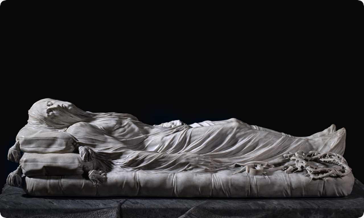 "Христос под плащаницей" - изумительная скульптура Джузеппе Санмартино, созданная в 1753 году. Она поражает своей техникой и утонченностью деталей.