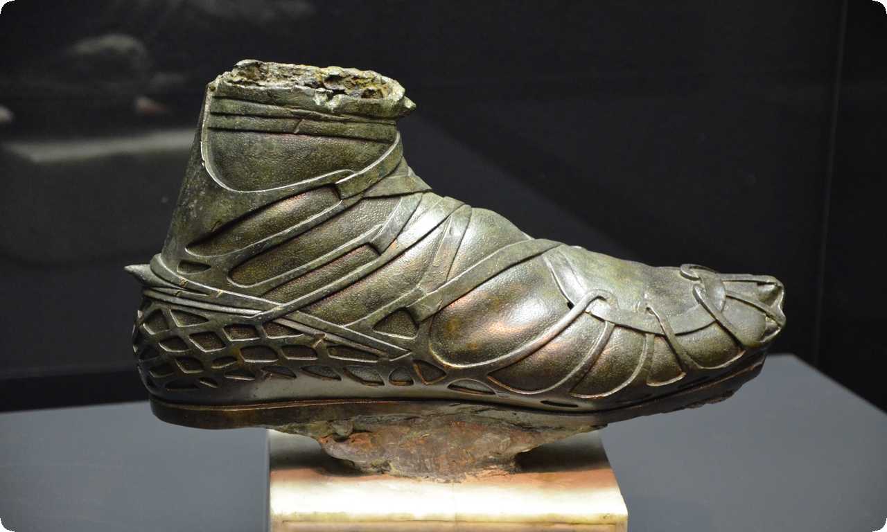 Древнеримская обувь - уникальный образец стиля и элегантности, созданный более 2000 лет назад. Она продолжает вдохновлять и удивлять своей красотой.