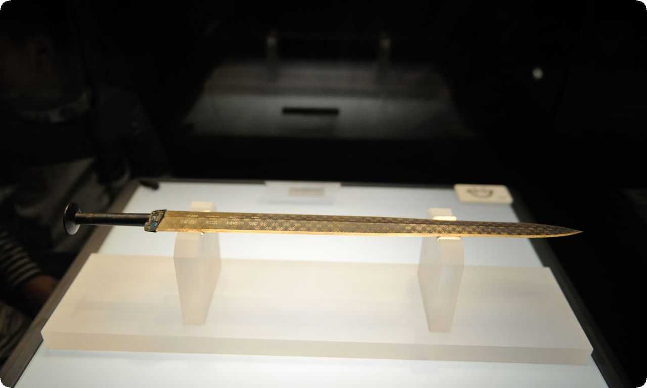 Китайский меч 2500 летней давности продолжает вдохновлять и впечатлять своим уникальным дизайном и качеством материалов, делая его одним из самых ценных артефактов мира.
