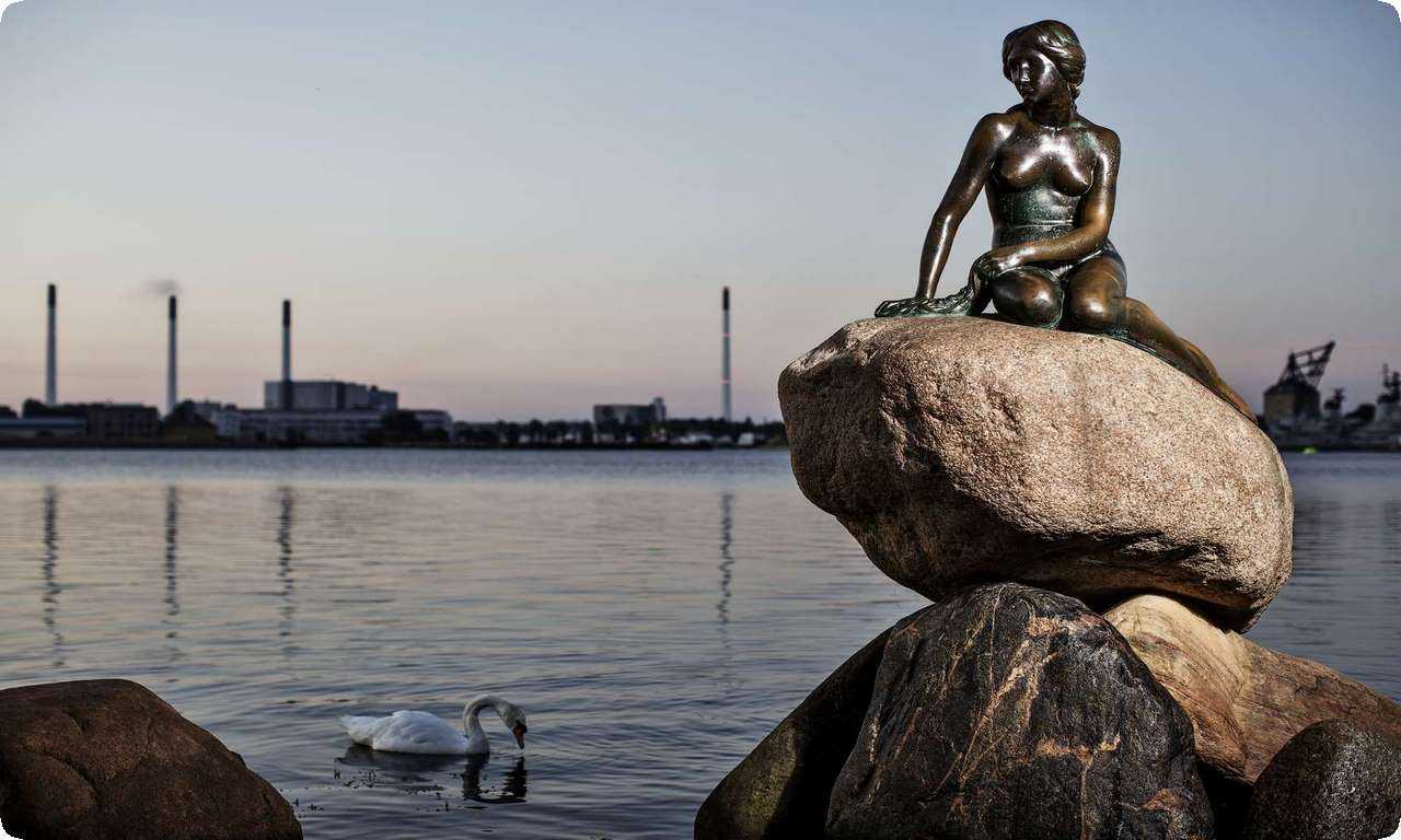 В Копенгагене можно увидеть Статую Русалочки - маленькую, но популярную достопримечательность, окруженную каменным причалом.