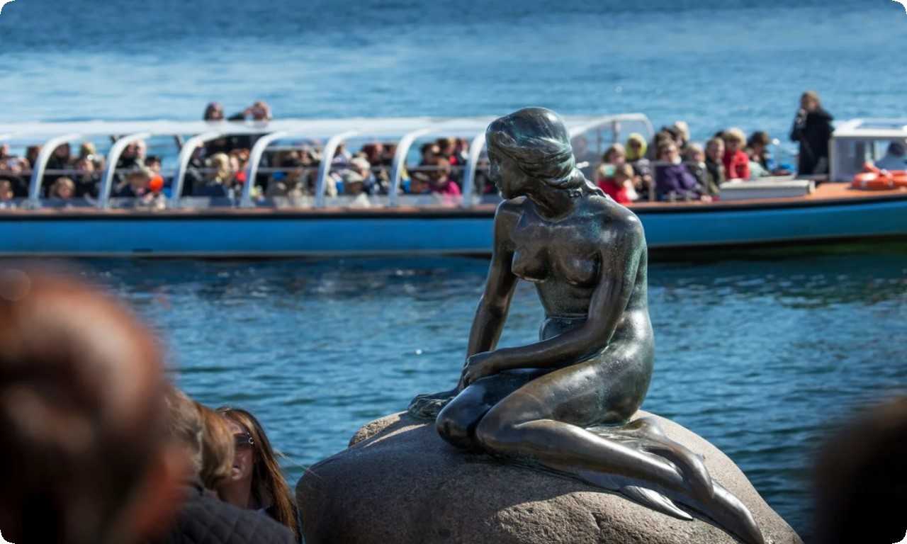 Ожидания туристов от Статуи Русалочки не всегда оправдываются: небольшая статуя на каменном причале может оставить разочарование от поездки в Копенгаген.
