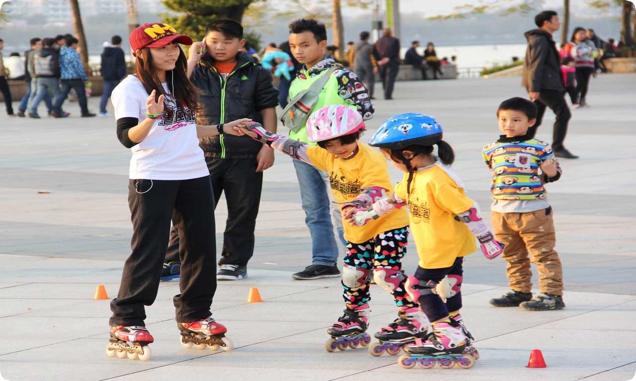 Парк "Мир семьи Ким Ир Сена" - популярное место для катания на роликах в Северной Корее, где можно взять напрокат ролики и кататься на специальной трассе.