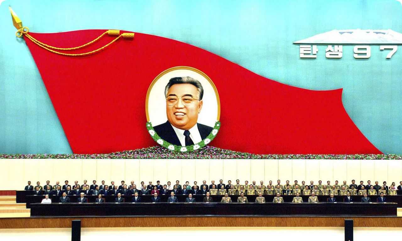 Ким Ир Сен считается вечным лидером Северной Кореи, что подчеркивает культ личности, который продолжает оставаться важным аспектом политической жизни страны.