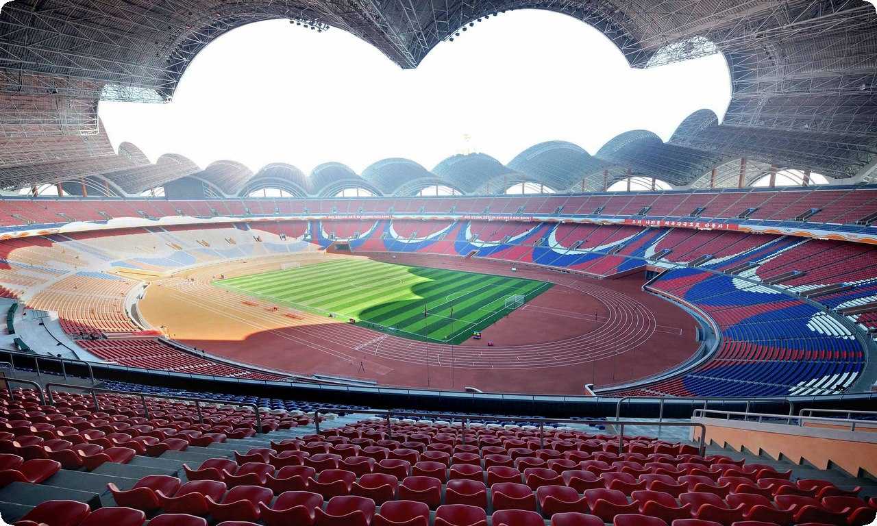Стадион Майонгдэ в Северной Корее - самый большой в мире стадион по вместимости, рассчитанный на 150 000 зрителей.