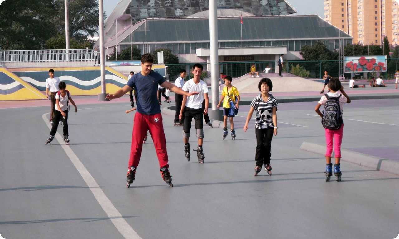 В Северной Корее катание на роликах - одно из самых популярных спортивных развлечений для молодежи и взрослых.