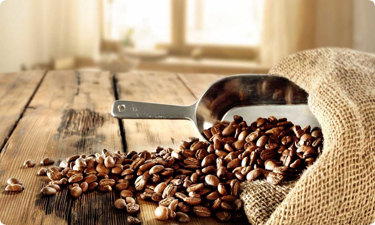 Кофе был обнаружен в Эфиопии в IX веке. Сначала он использовался как лекарство и стимулятор в Африке и Аравии, а затем распространился в Турции и других странах.