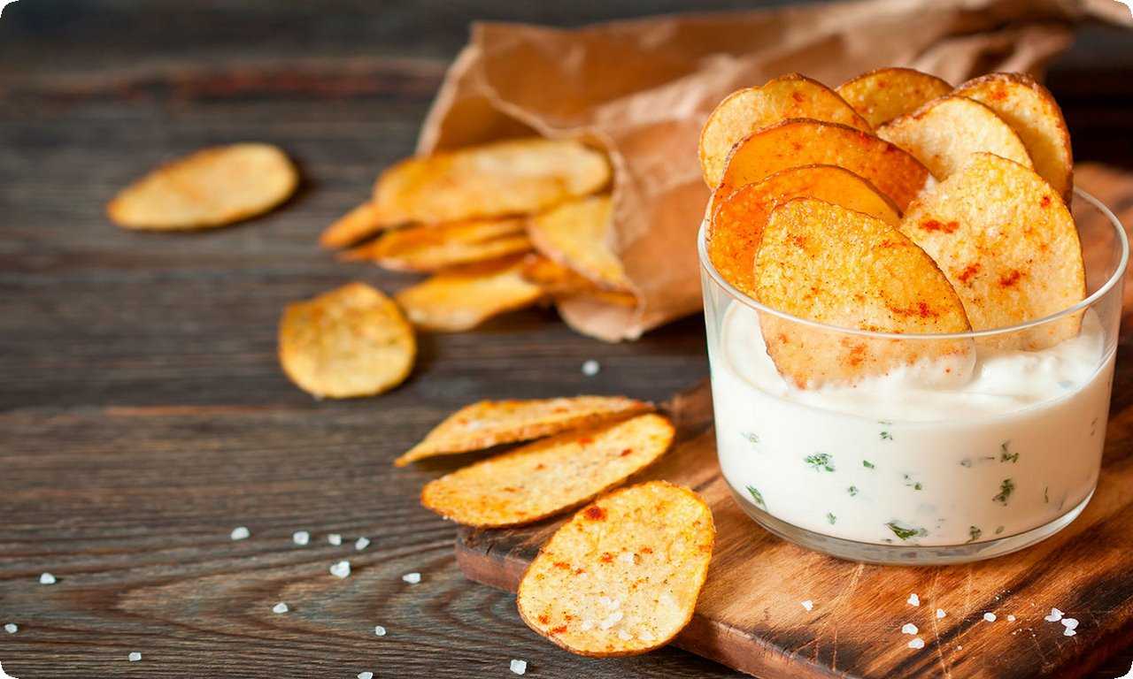 Картофельные чипсы были созданы в 1853 году в США, когда кухонный работник Джордж Крэм жарил нарезанные тонко картофельные ломтики.