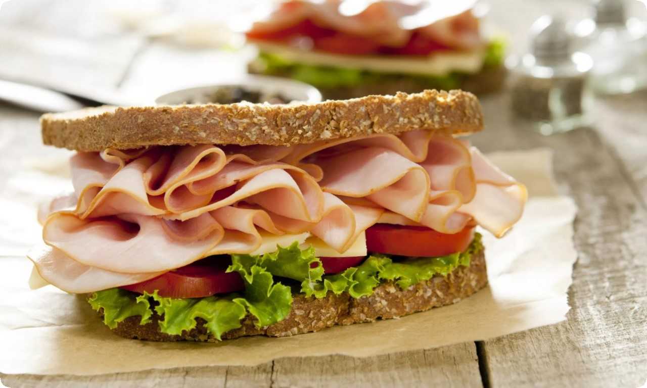 Сэндвичи были придуманы в Великобритании в XVIII веке графом Сандвичем, который заказал кусок мяса для удобного перекуса во время игры в карты.