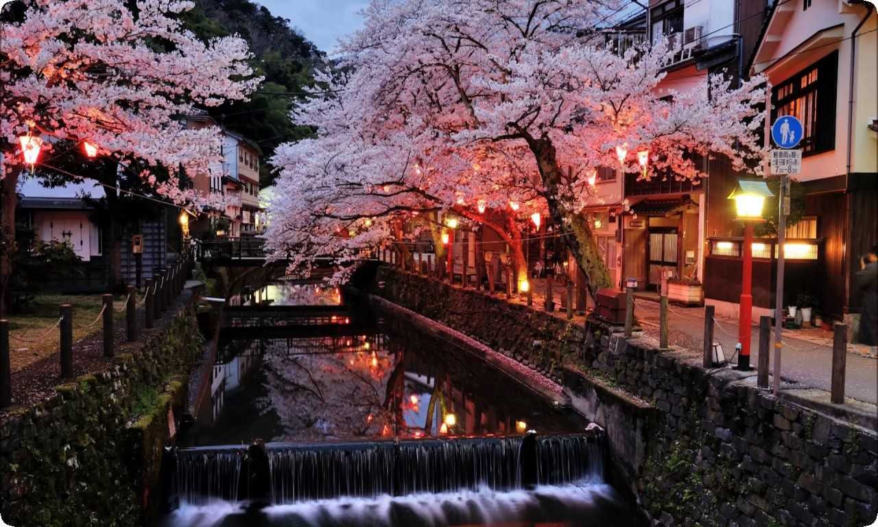 Киносаки - курортный город на севере Японии, известный своими горячими источниками, традиционными японскими гостиницами и театром кабуки.