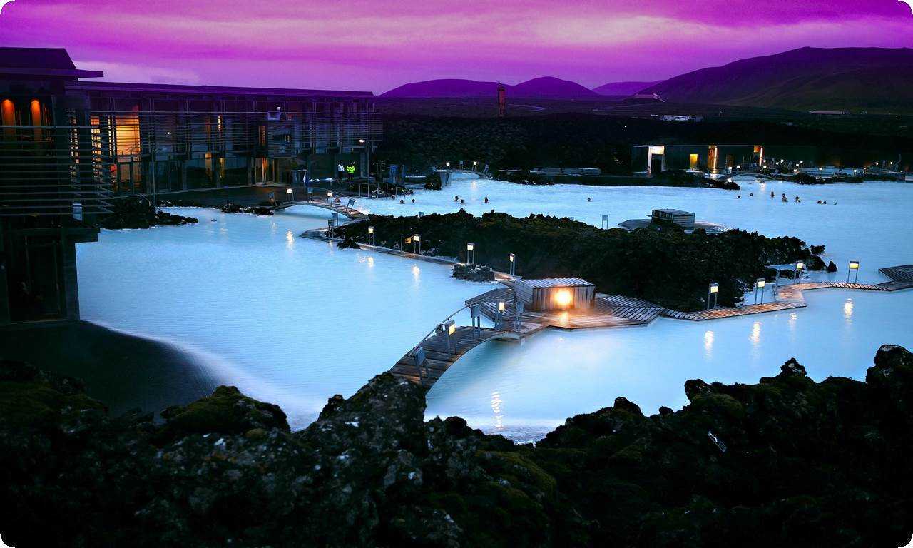 Голубая лагуна - идеальное место для любителей традиционной исландской кухни, красивых пейзажей и отдыха на горячих источниках.