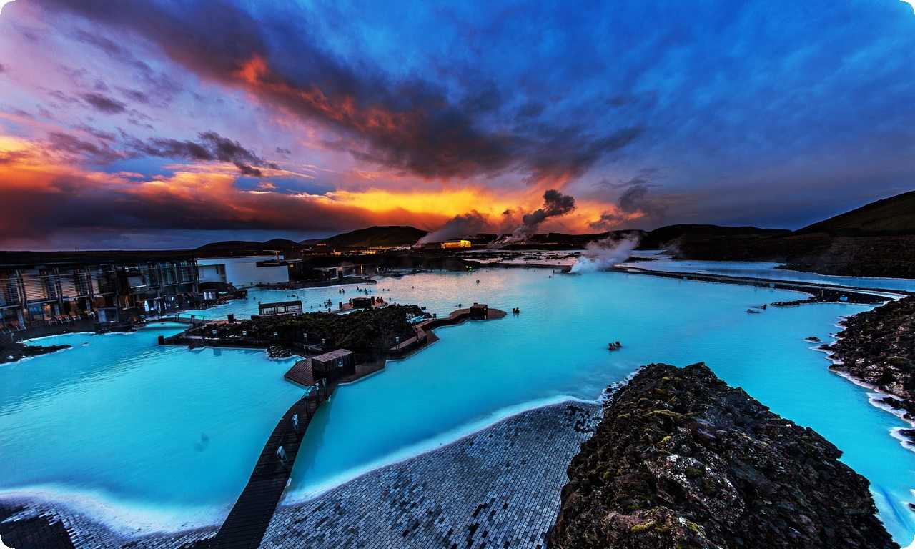 Голубая лагуна - курортный комплекс в Исландии с горячими источниками и терапевтической минеральной водой.