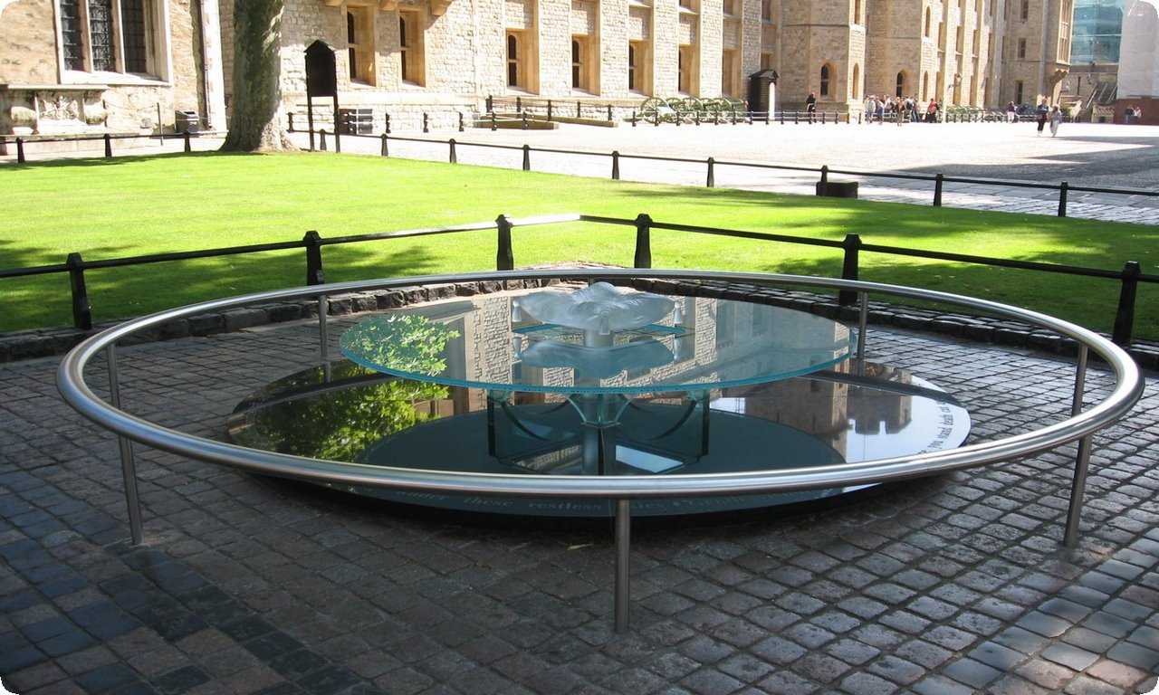 Изображение памятников, установленных в память о жертвах казней в Лондонском Тауэре