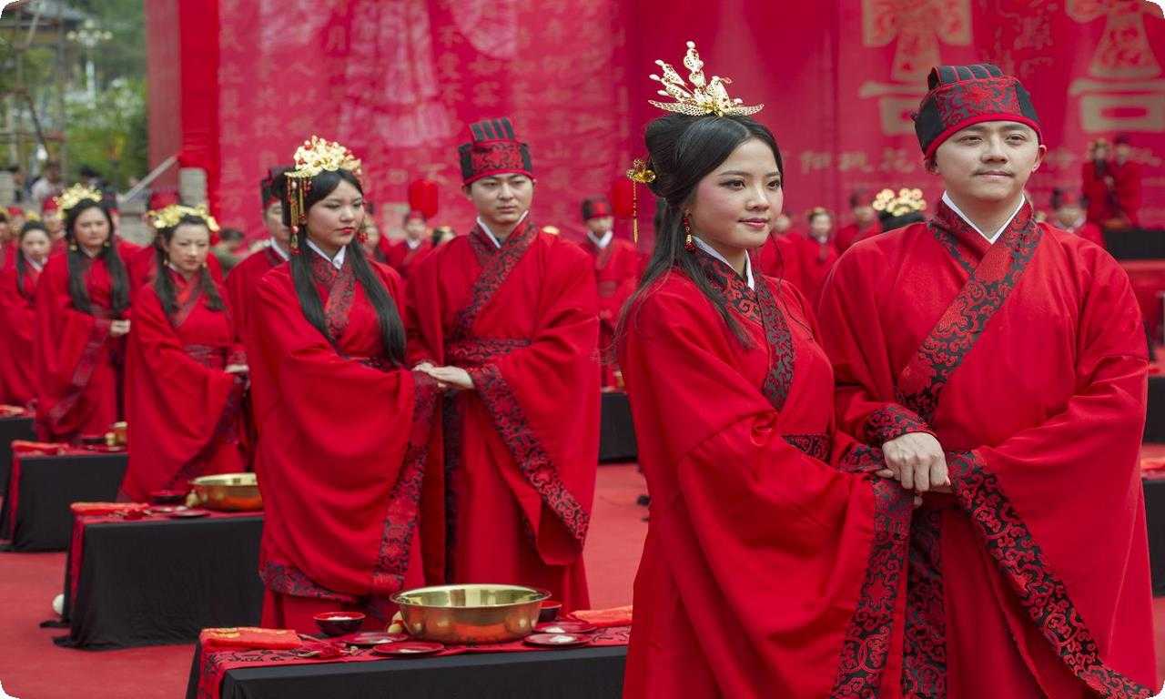 В Китае молодожены меняют свое красное свадебное платье на традиционное китайское платье «qipao» для свадебного банкета и танцев.