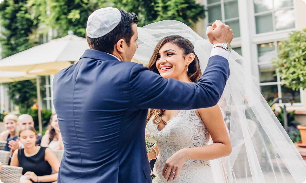 В Израиле на еврейских свадьбах традиционно завязывают узелки на концах шарфа над головой молодоженов, крича «мазаль тов» для желания удачи в браке.