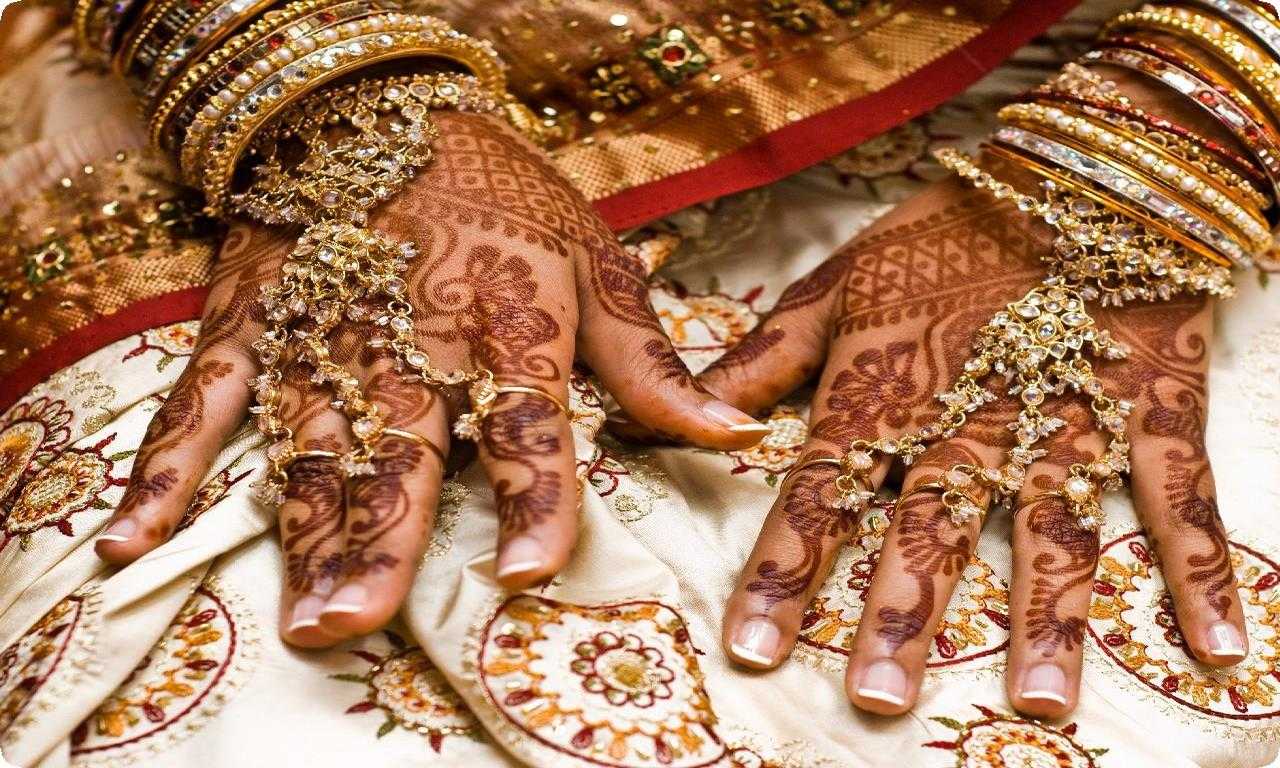 Мехенди - традиция раскрашивания рук и ног невесты и жениха перед свадьбой в Индии, символизирующая любовь и счастье в браке.