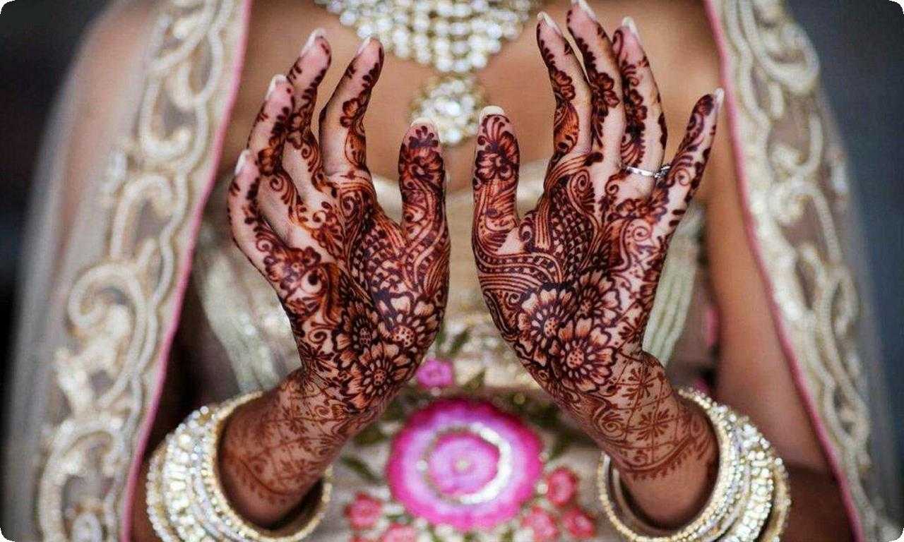 Узоры мехенди на руках невесты в Индии предсказывают процветание в браке и символизируют будущее супружество.