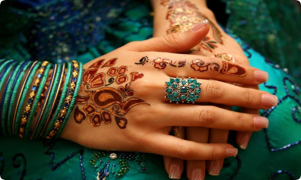 На индийской свадьбе проводится конкурс на лучший мехенди, где участницы соревнуются в создании красивых узоров.