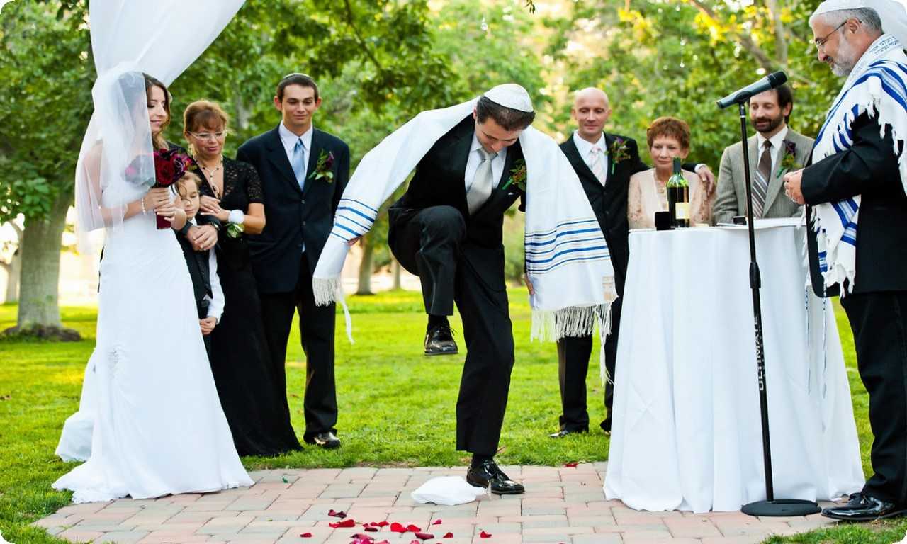 Традиция «мазаль тов» является одной из важных еврейских свадебных традиций в Израиле, отражающей силу семьи и сообщества.