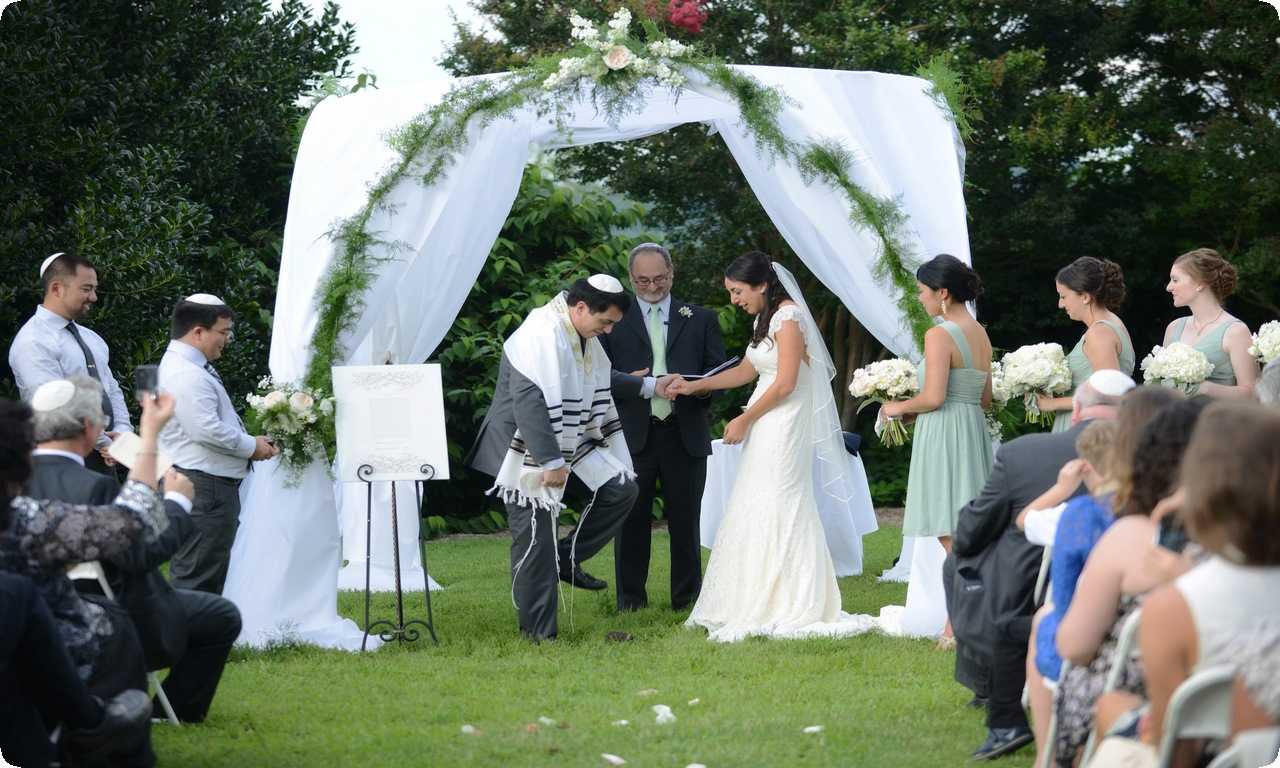 Традиция «мазаль тов» и разбивание стекла на свадьбе в Израиле напоминают молодоженам, что брак - это не только радость, но и скорбь, которая связывает их с их народом и традициями.