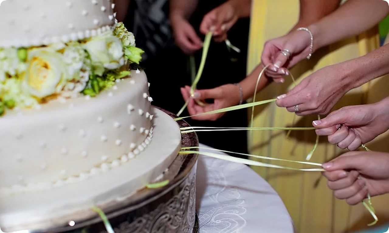 Традиция Торт Пул в Перу символизирует желание гостей пожелать молодоженам удачи и счастья в браке, а также поддержать их в начале новой жизни вместе.
