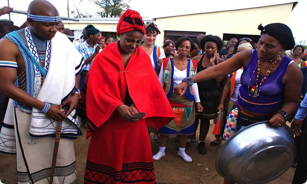 Традиция забоя коровы на свадьбе у зулусов является важным обрядом прохождения жениха в зрелость и взрослую жизнь.