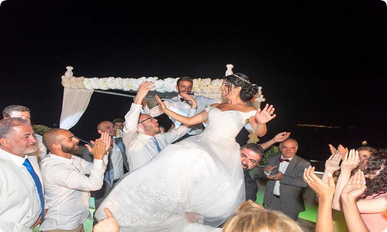 Радостное шествие на свадьбе в Ливане - это часть праздничной атмосферы, которая подчеркивает значимость этого события и радость, которую оно приносит молодоженам и их гостям.