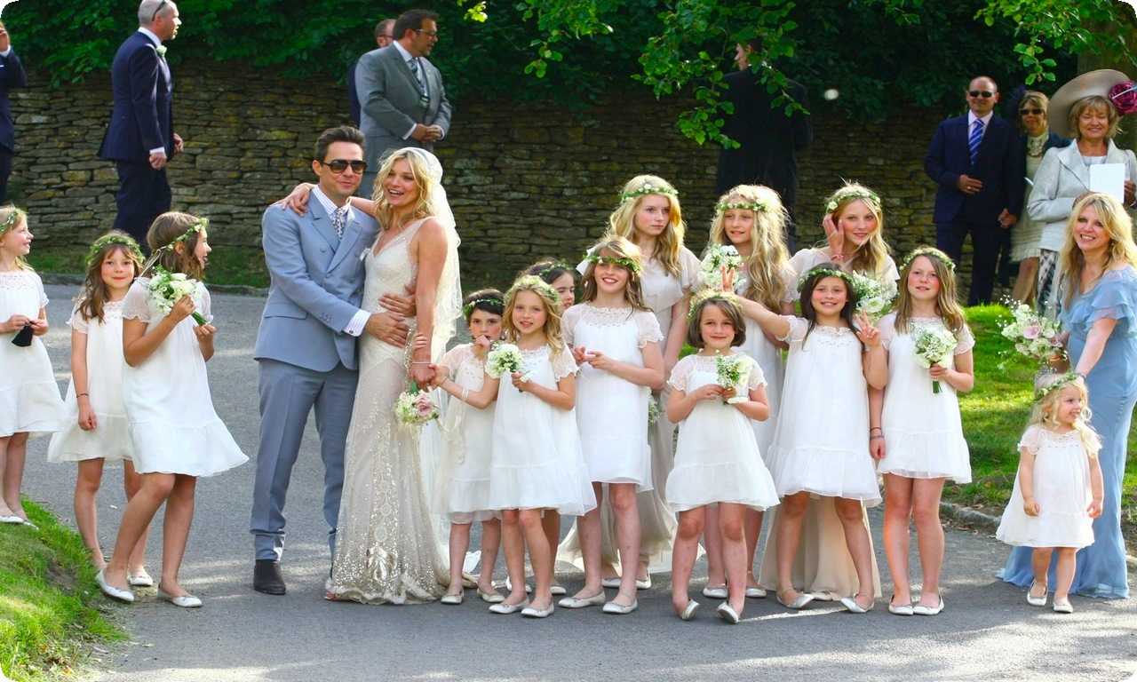 В Великобритании дети-подружки невесты играют важную роль на свадьбе, помогая невесте и символизируя процветание в браке.