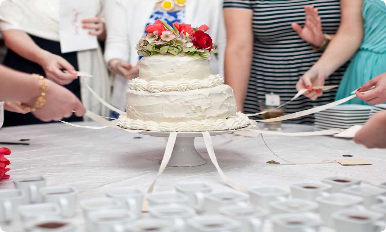 Традиция Торт Пул в Перу - это своеобразная замена нарезке торта на свадьбе, когда гости кладут денежку на торт, чтобы пожелать молодоженам удачи и счастья.