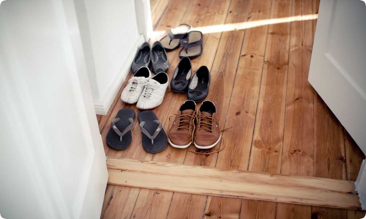В некоторых культурах принято снимать обувь перед входом в дом, чтобы избежать захламления дома и снизить риск заражения домашних жителей.