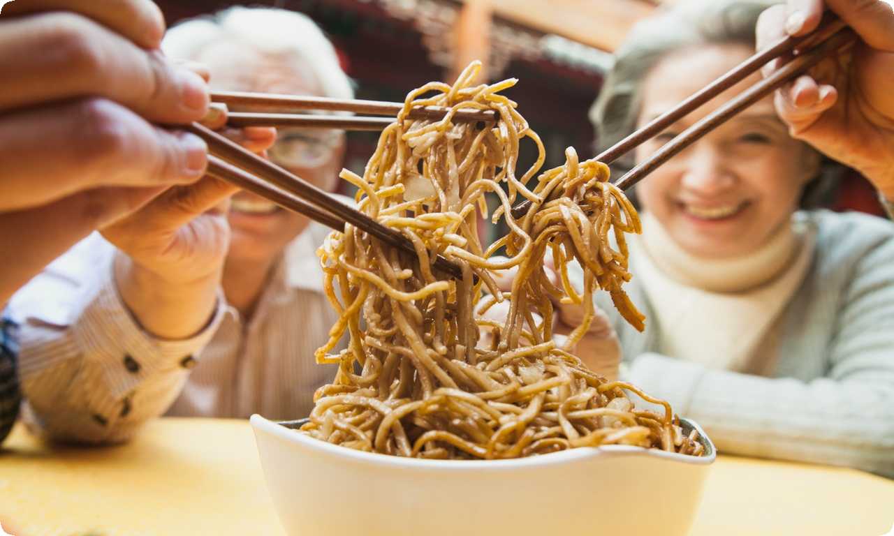 В Японии громкий звук, который издают при еде лапши, называется "zuzutto" и может означать удовольствие от еды и уважение к повару, который ее приготовил.
