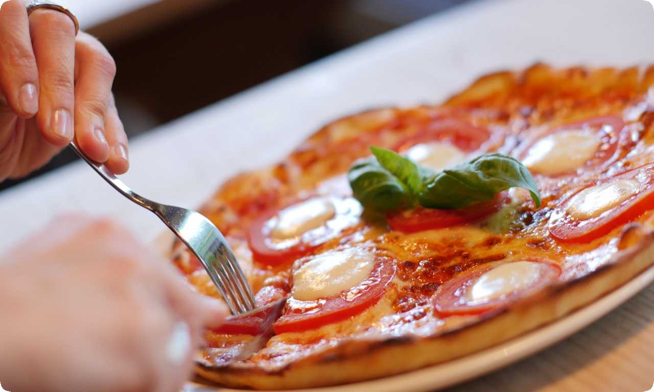 Некоторые итальянцы могут считать, что при помощи ножа и вилки пицца более организованно распределяется между участниками приема пищи.