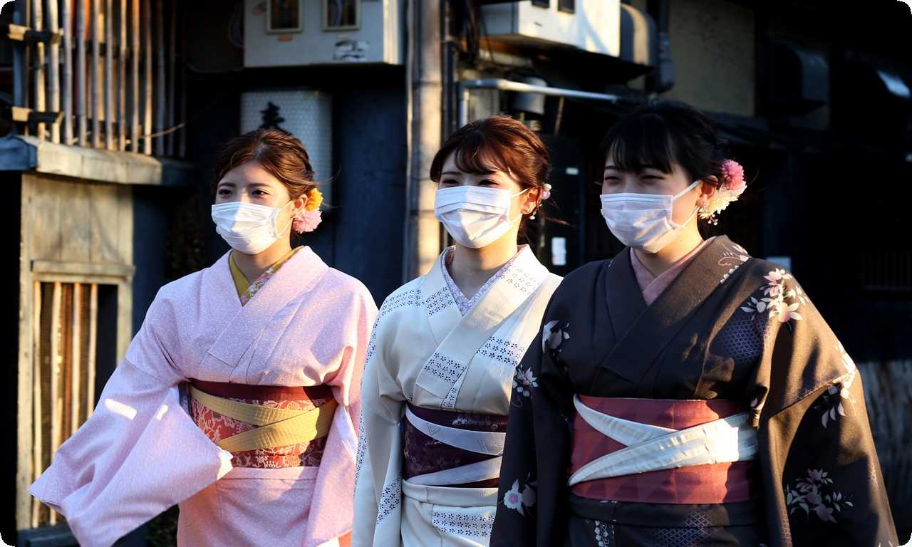 Ношение масок в азиатских странах - давняя традиция, которая помогает защитить легкие от вредных частиц и пыли.