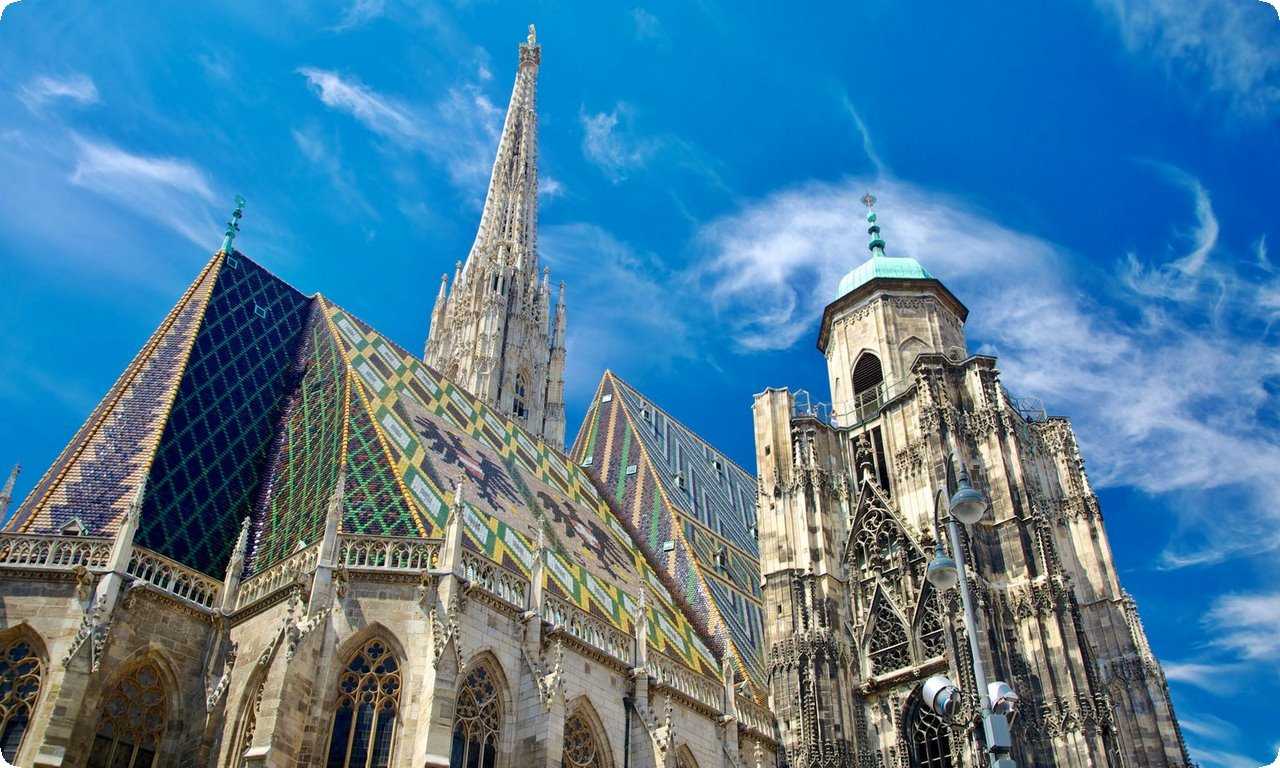Собор Святого Стефана - это место, где можно почувствовать атмосферу старинной Вены и насладиться уникальным произведением искусства. Красивая крыша собора и его внутреннее убранство не оставят равнодушными никого, кто его посетит.