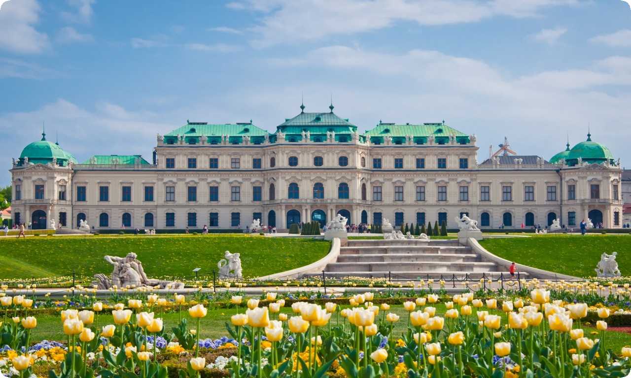 Большой зал Дворца Бельведер славится своей красотой и уникальными элементами декора. Здесь можно увидеть многочисленные картины и скульптуры, которые дополняют общую атмосферу дворца.