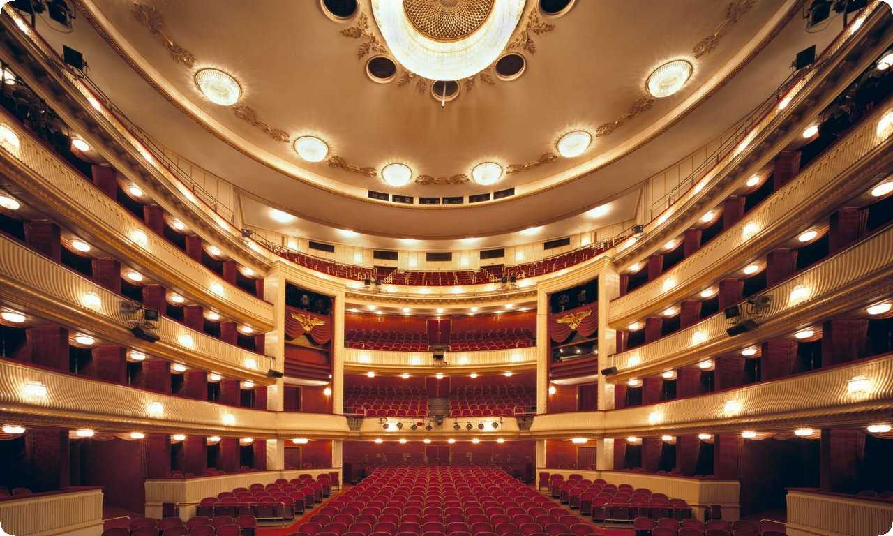Главный зал Бургтеатра - это самый большой зал, вмещающий до 1200 зрителей. Здесь можно увидеть множество интересных постановок и концертов.
