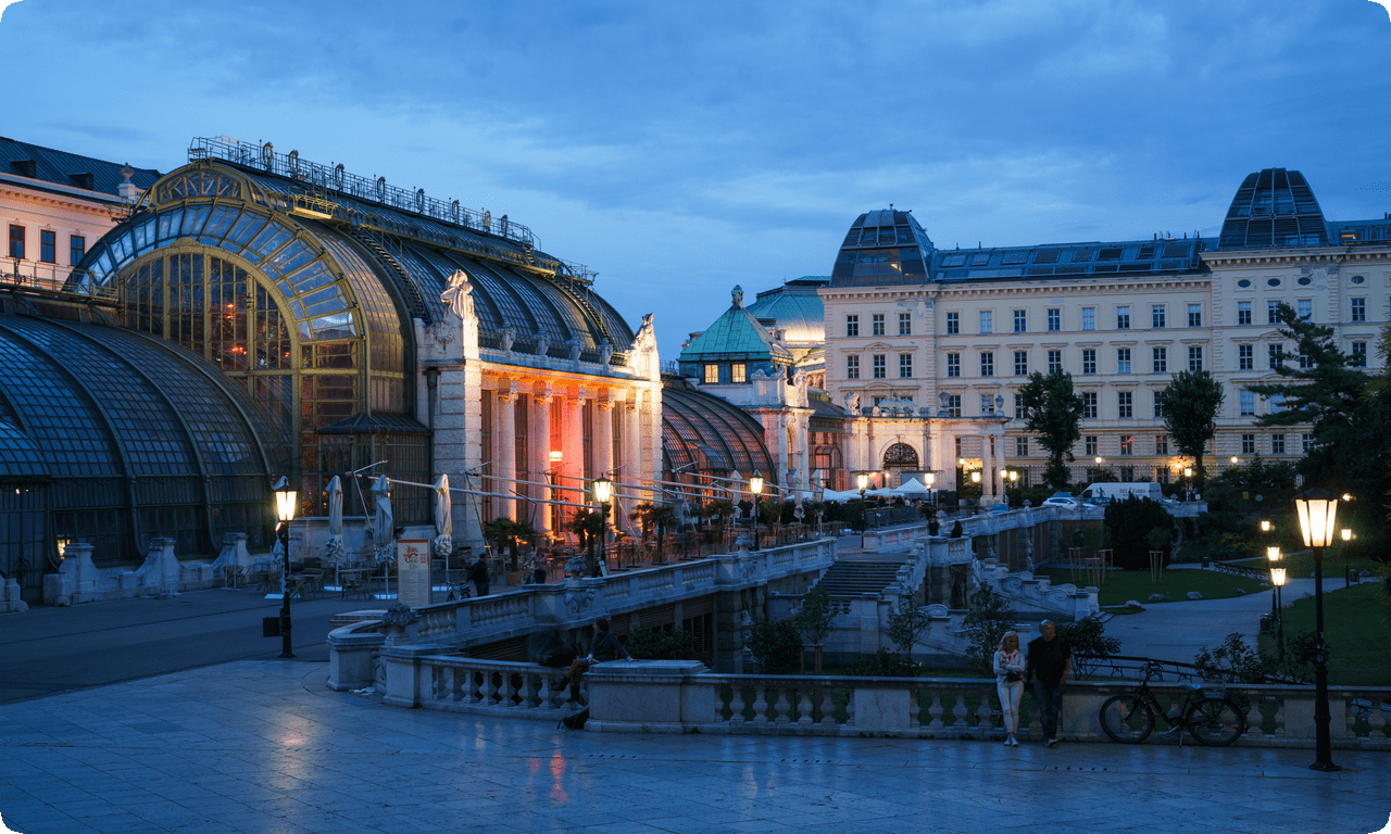 Бурггартен - это живописный парк в центре Вены, где можно насладиться красивыми видами на природу, увидеть множество скульптур и фонтанов и посетить интересные музеи и библиотеку.
